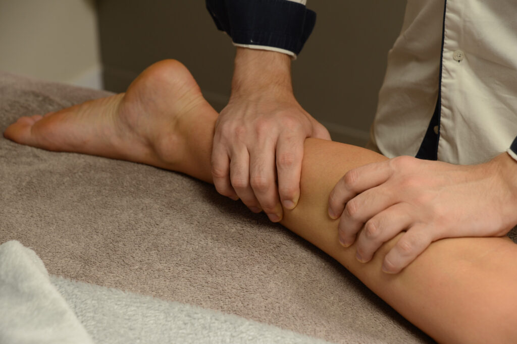Massage sportif des mollets à l'institut Du Bon Au Bien, Périgueux